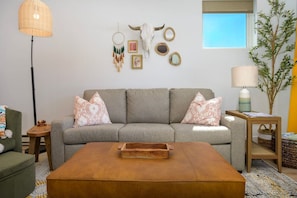 Smart TV, chimenea, libros y estéreo 