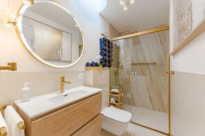 Dusj, hårføner og håndklær