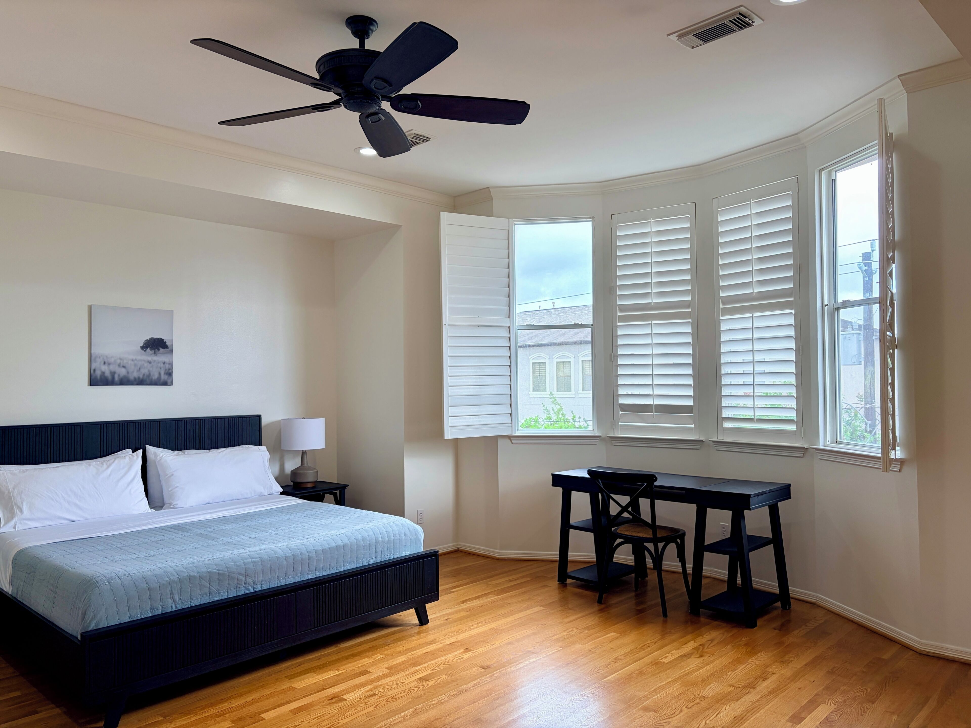 3 habitaciones, escritorio y tabla de planchar con plancha 