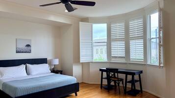 3 habitaciones, escritorio y tabla de planchar con plancha