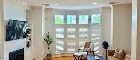 Una Smart TV, una chimenea, una mesa de tenis de mesa, libros