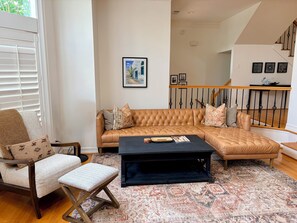 Smart TV, chimenea, tenis de mesa y libros 