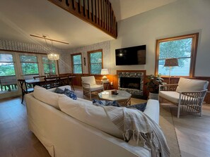 Smart TV, DVD player - The Half Shell, Oceanside Beach Cottage, 6 min walk to beach (Corolla)
