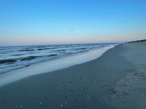 Beach nearby - The Half Shell, Oceanside Beach Cottage, 6 min walk to beach (Corolla)