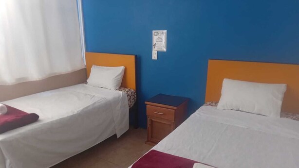 Chambre de base avec lits jumeaux