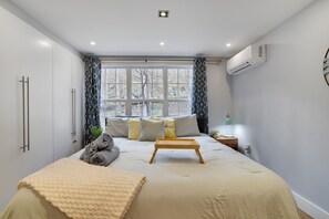 3 bedrooms, travel crib, free WiFi, bed sheets