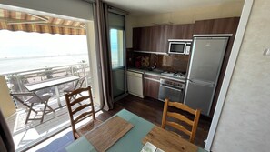 Private kitchen - Canet-plage, T2 Face Mer, 46m2,traversant, Parking Couvert, Clim Mobile, Wifi (Canet-en-Roussillon)