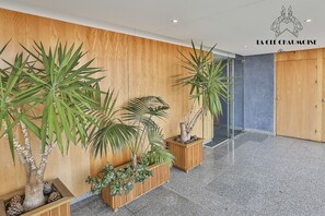 المنشأة من الداخل