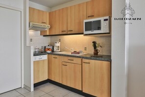 Een koelkast, een microgolfoven, een oven, een vaatwasser