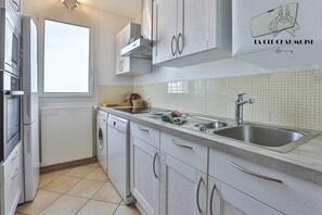 Kylskåp, mikrovågsugn, ugn och diskmaskin