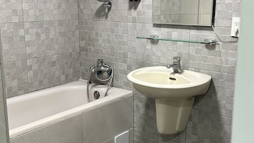 Habitación Deluxe doble | Baño | Bañera y ducha independientes y cabezal de ducha tipo lluvia