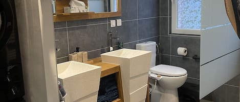 Douche, séchoir à cheveux, serviettes fournies, savon