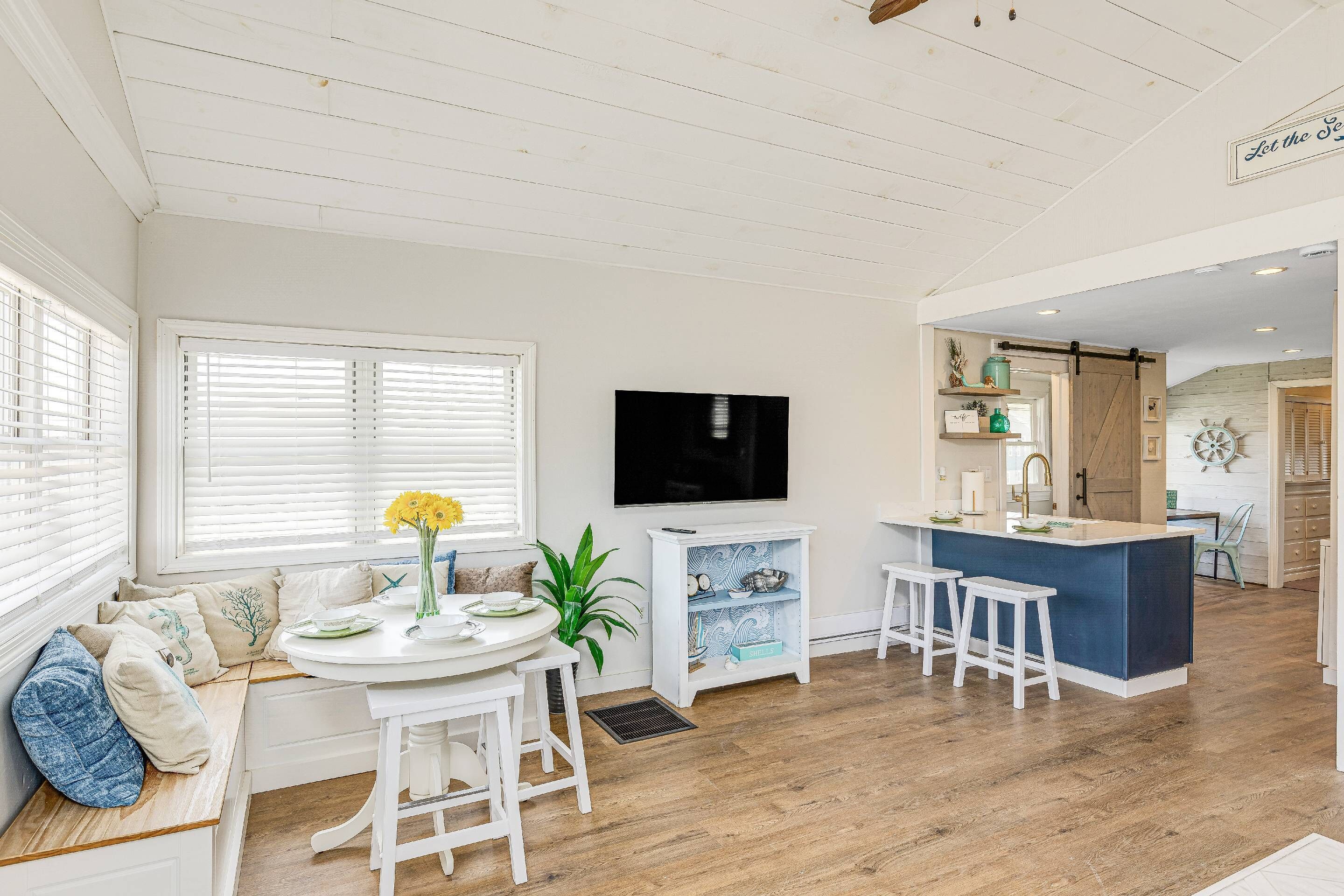 The Lookout: Newly Remodeled  2 Decks, Across from Beach Access, Smart TV, WiFi, Laundry