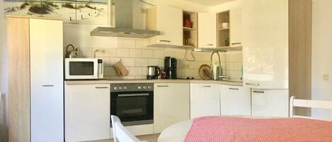 Réfrigérateur, micro-ondes, plaque de cuisson, lave-vaisselle