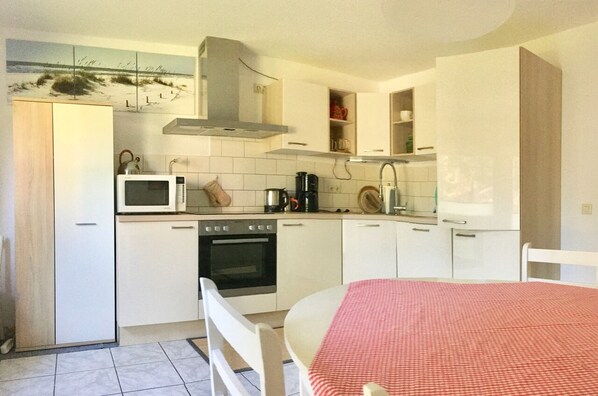 Réfrigérateur, micro-ondes, plaque de cuisson, lave-vaisselle