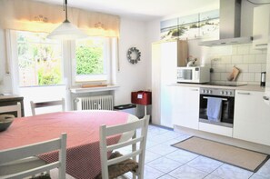Fridge, microwave, stovetop, dishwasher - Ferienwohnung Garten, 2-4 Pers (Haltern am See - Lavesum)
