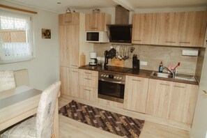 Frigorifero, microonde, seggiolone