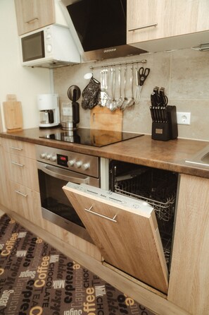 Geladeira, micro-ondas, cadeirão de bebê