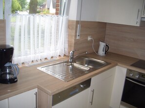 Kylskåp, mikrovågsugn, spishäll och diskmaskin