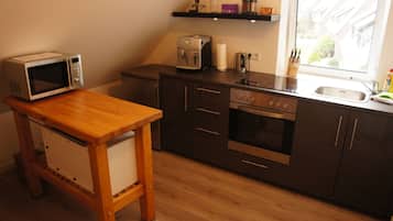 Kühlschrank, Mikrowelle, Herdplatte, Wasserkocher mit Kaffee-/Teezubehör