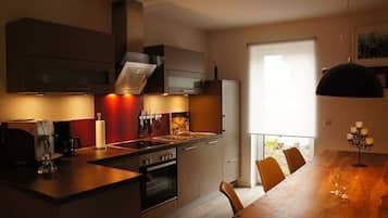 Kühlschrank, Mikrowelle, Herdplatte, Geschirrspüler