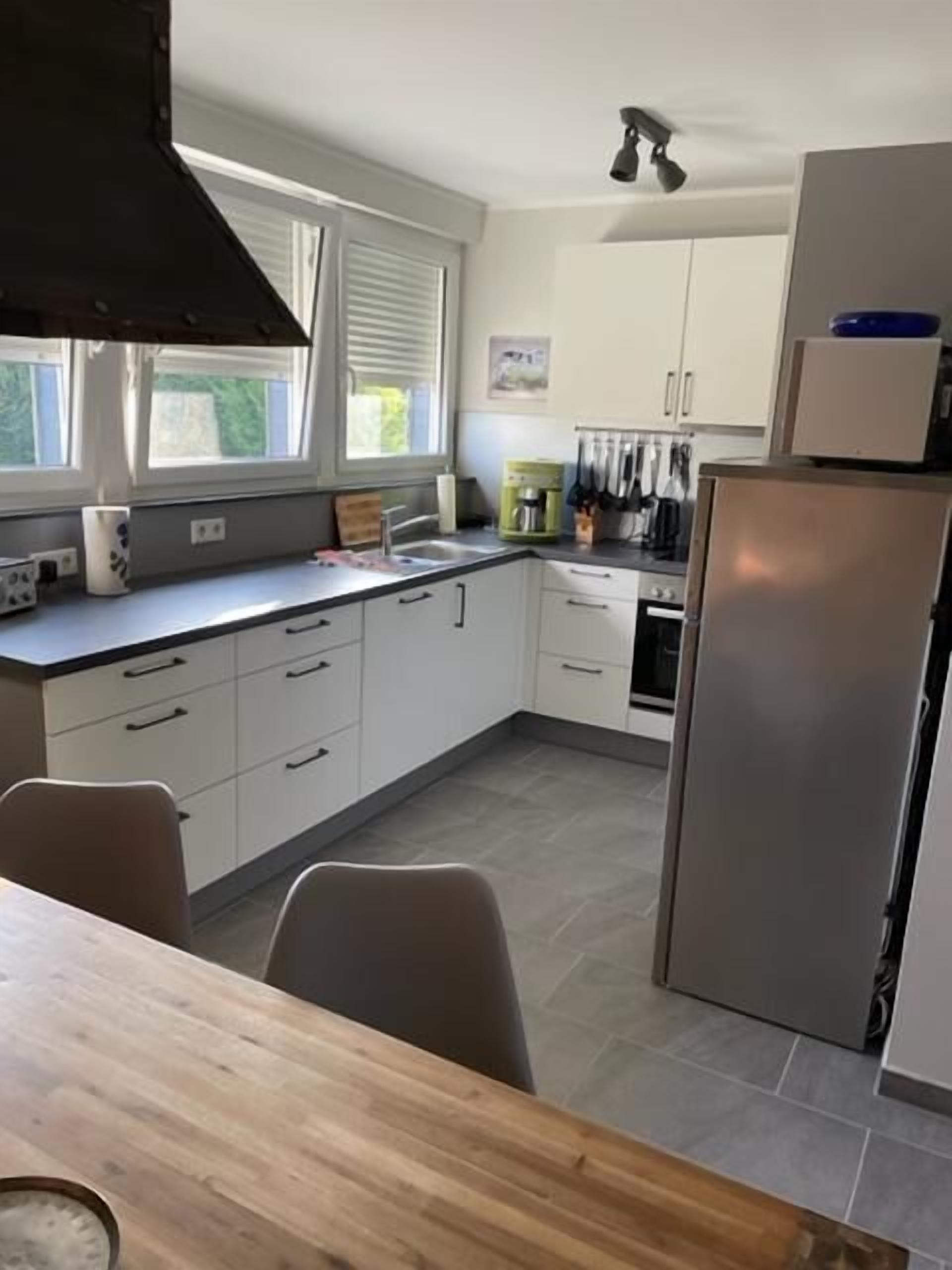 Wasserkocher mit Kaffee-/Teezubehör, Kühlschrank, Mikrowelle