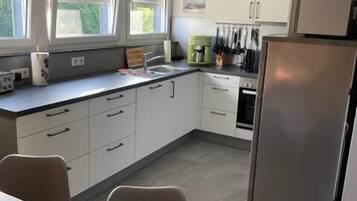 Wasserkocher mit Kaffee-/Teezubehör, Kühlschrank, Mikrowelle