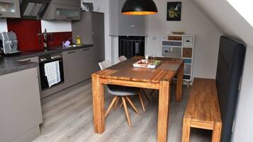 Kühlschrank, Mikrowelle, Herdplatte, Geschirrspüler