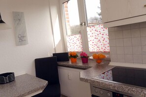 Kühlschrank, Mikrowelle, Herdplatte, Geschirrspüler