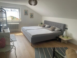 2 bedrooms, travel cot, WiFi, bed sheets - Fewo in Ruhiger Lage mit Südbalkon Nahe Spieleland und Bodenseeregion (Ravensburg)