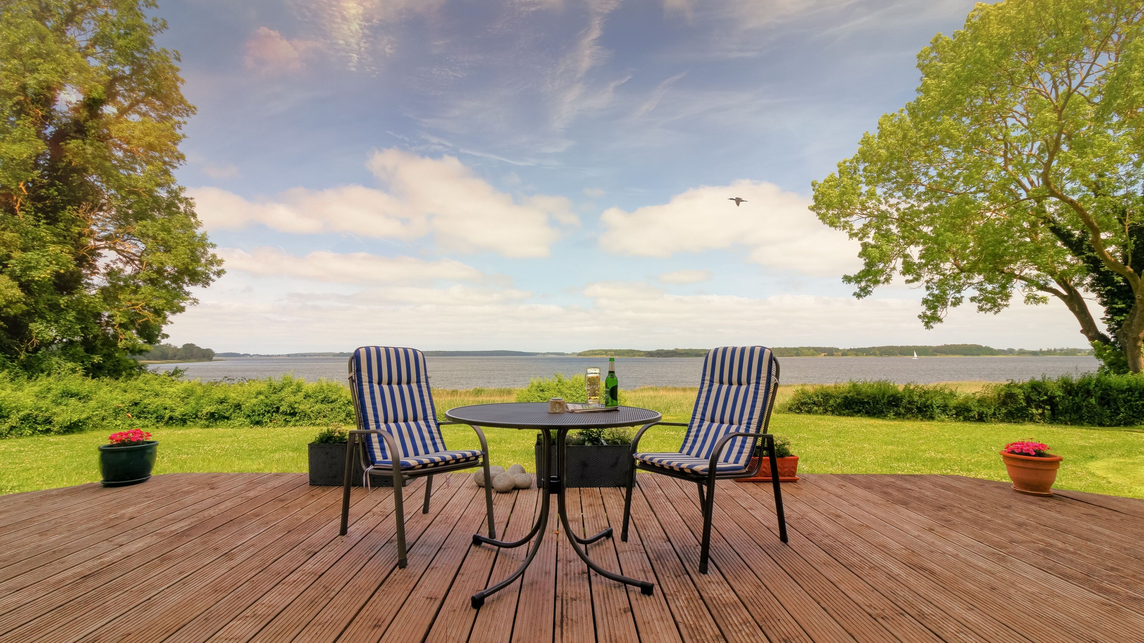 vor dem Haus mit wunderschönen Ausblick auf den Bodden