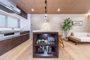 디자인 하우스 | 3 개의 침실, 메모리폼 침대, 암막 커튼, 다리미/다리미판