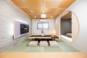 Design House | 3 bedrooms, memory foam beds, blackout drapes, iron/ironing board