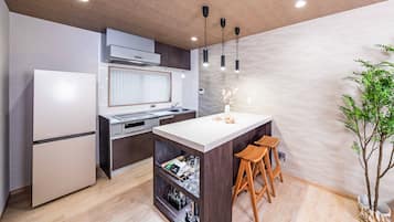 Design House | 3 bedrooms, memory foam beds, blackout drapes, iron/ironing board