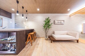 디자인 하우스 | 3 개의 침실, 메모리폼 침대, 암막 커튼, 다리미/다리미판