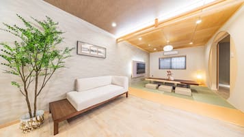 Design House | 3 bedrooms, memory foam beds, blackout drapes, iron/ironing board