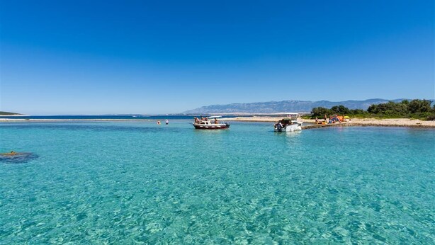 A clear blue sea with boats and a beach area. - Cosy Apartment Rino, only 30m from the sea, island Pag (Košljun)