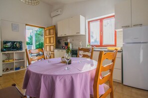 Kjøleskap, ovn, kokeplater og kaffetrakter/tekoker