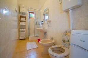 Shower, hair dryer, bidet, towels - Cosy Apartment Rino, only 30m from the sea, island Pag (Košljun)