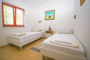 1 bedroom, free WiFi, bed sheets - Cosy Apartment Rino, only 30m from the sea, island Pag (Košljun)