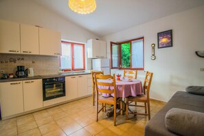 Kylskåp, ugn, spishäll och kaffe- och tebryggare