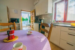 Kühlschrank, Ofen, Herdplatte, Wasserkocher mit Kaffee-/Teezubehör