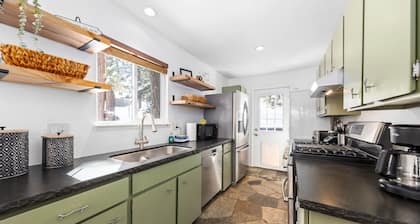 Mountaintop Retreat | 5 Minute Stroll From Diamond Peak Ski Resort