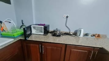 Suite Studio Deluxe | Cuisine privée | Réfrigérateur, micro-ondes, lave-vaisselle, bouilloire électrique