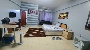 Desk, free WiFi - Queen Rentals - Studio Apartments Masaki (Dar es Salaam)