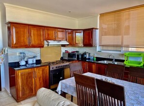 デラックス スタジオスイート | 専用キッチン | 冷蔵庫、電子レンジ、食器洗い機、電気ポット