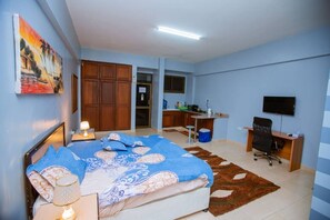 Deluxe Studio Suite | Desk, free WiFi - Queen Rentals - Studio Apartments Masaki (Dar es Salaam)