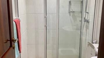 Deluxe studio suite | Badkamer | Gratis toiletartikelen, pantoffels, handdoeken, toiletpapier