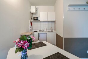 Herdplatte, Wasserkocher mit Kaffee-/Teezubehör, Toaster