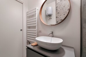 Dusj, hårføner og håndklær